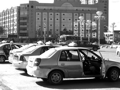 成排的出租车在尚志客运站前等客.